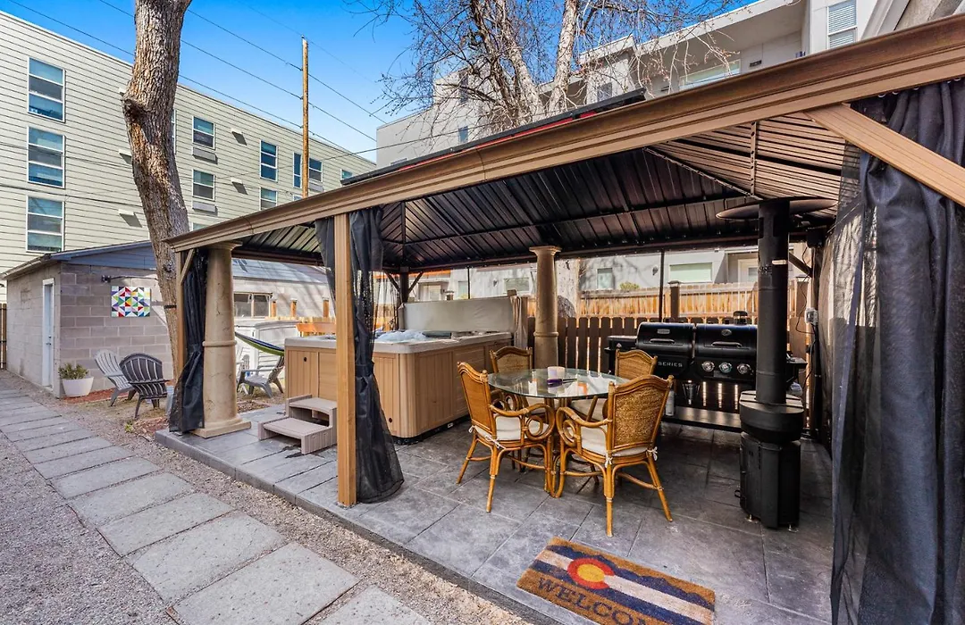 Hot Tub Firepit Pool Table Patio Cozy Downtown Denver-1